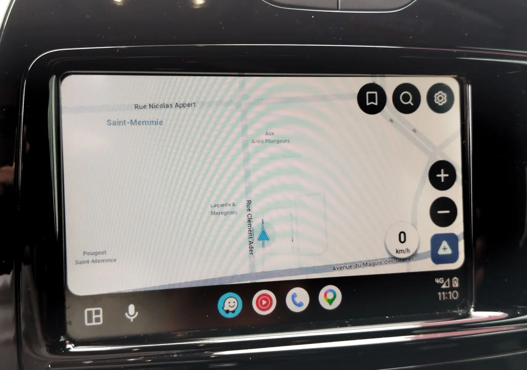 Écran tactile central du Renault Captur 2018 affichant une carte de navigation avec interface moderne.