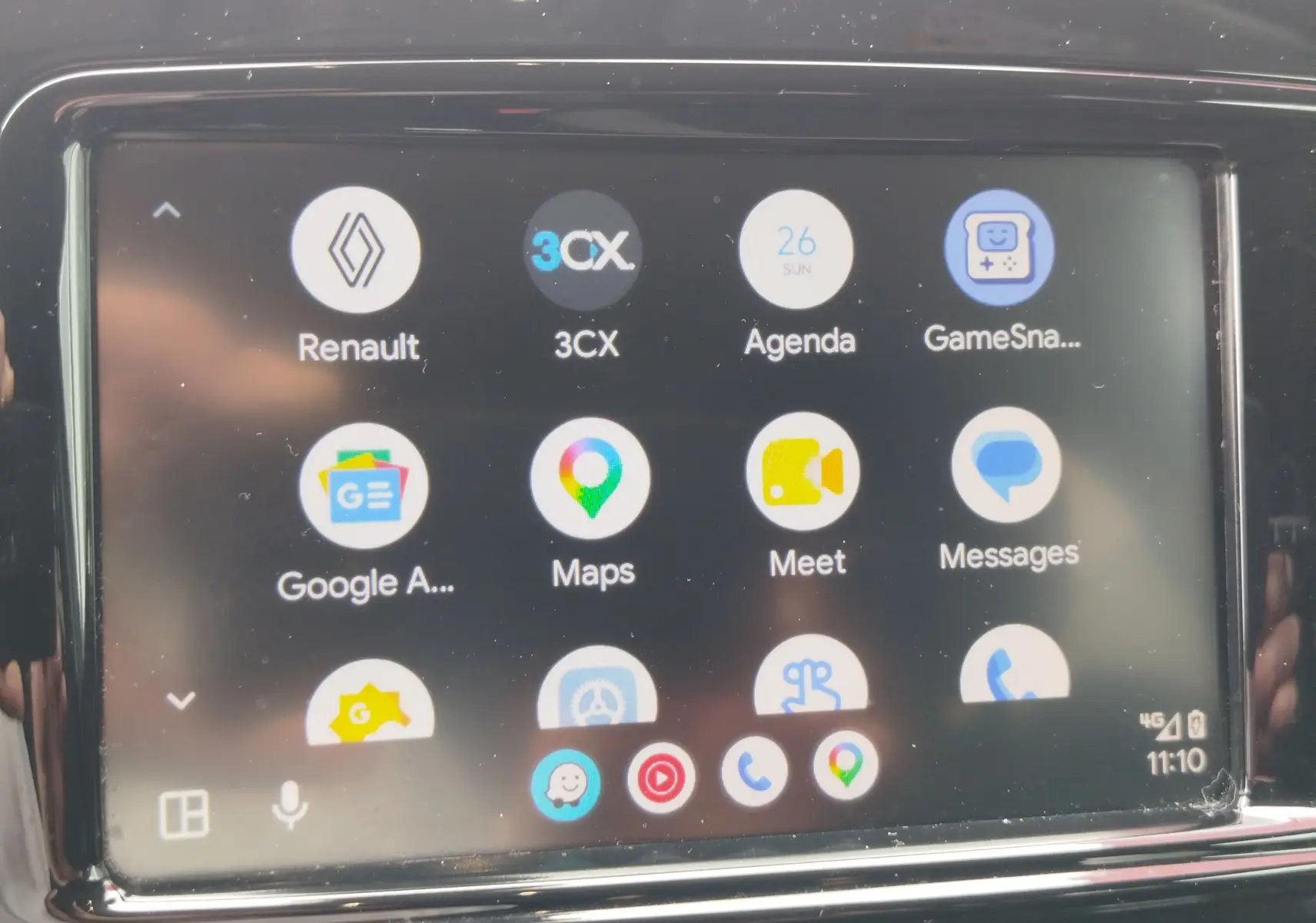 Écran tactile intérieur du Renault Captur 2018 montrant les applications connectées avec interface moderne et claire.