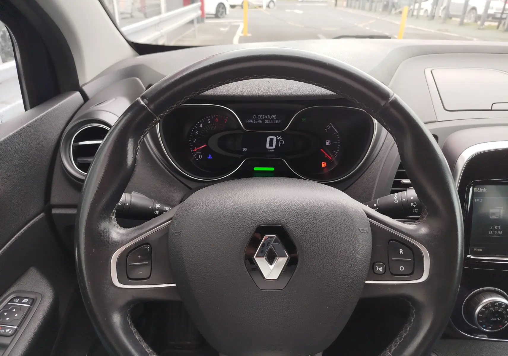 Vue intérieure centrée sur le volant noir du Renault Captur 2018, avec tableau de bord digital et commandes visibles.