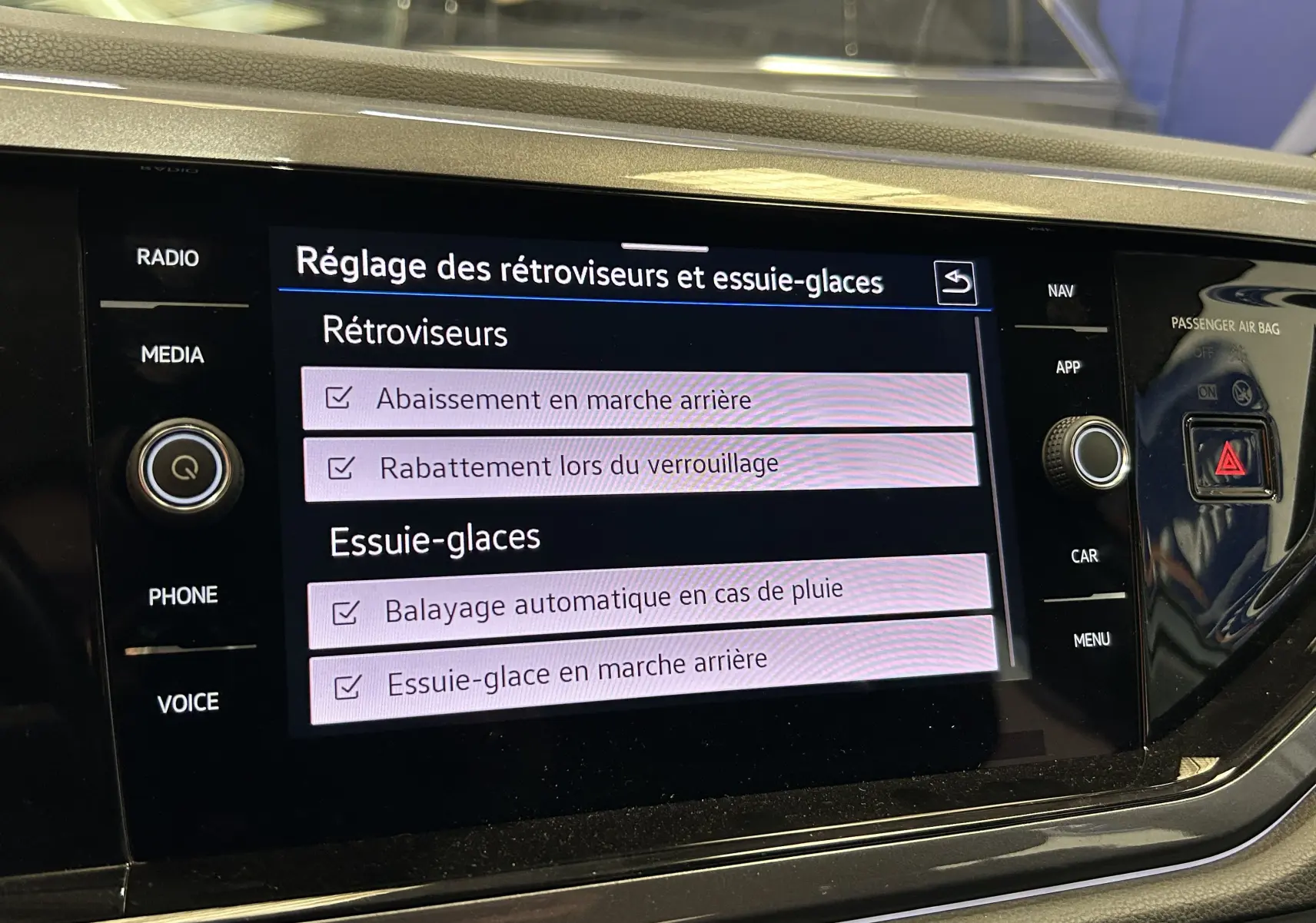 Écran tactile central du Volkswagen Taigo blanc 2022 montrant les réglages des rétroviseurs et essuie-glaces