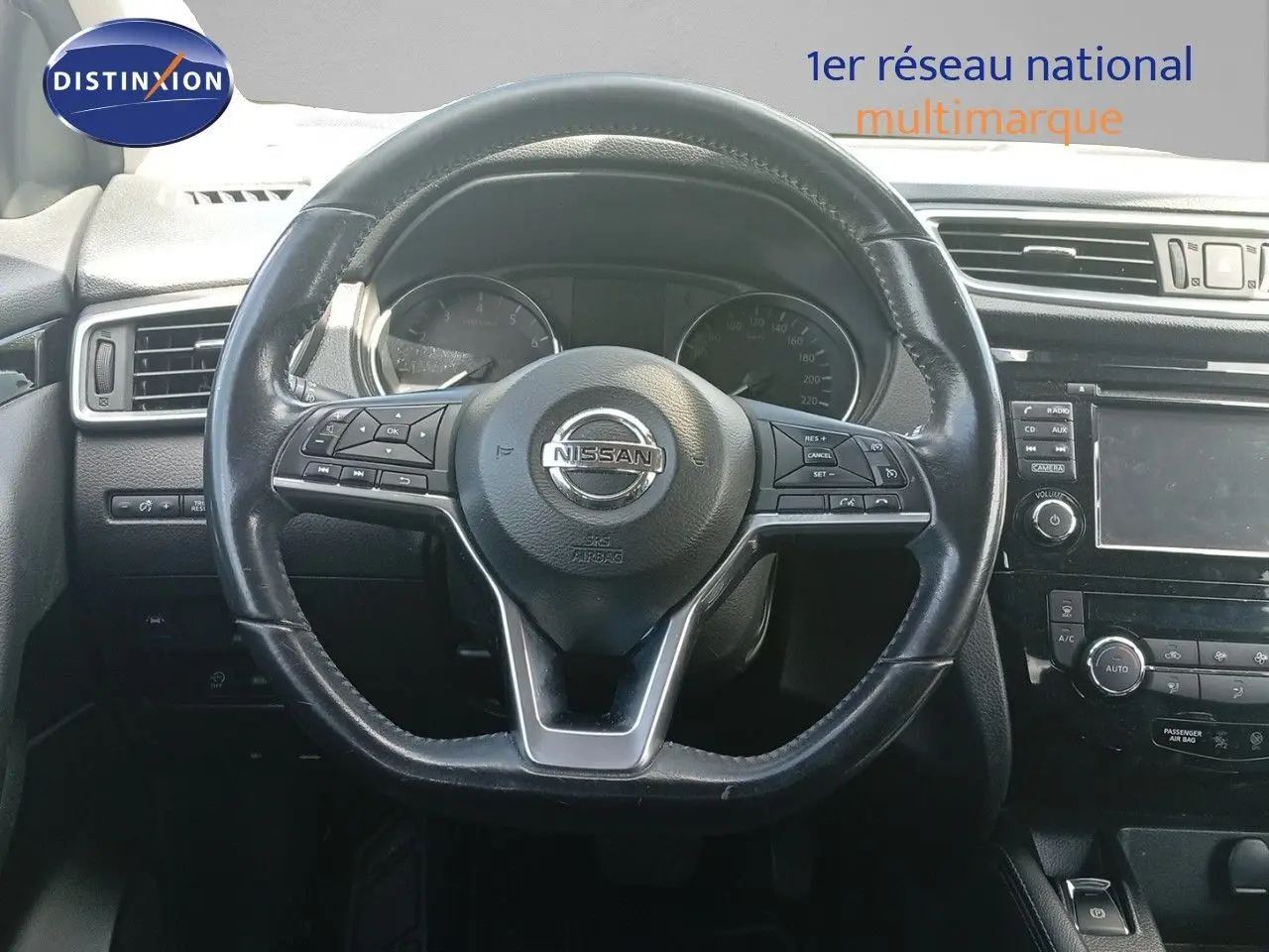 Vue centrée sur le volant cuir noir du Nissan Qashqai 2018, avec tableau de bord et console multimédia visibles.