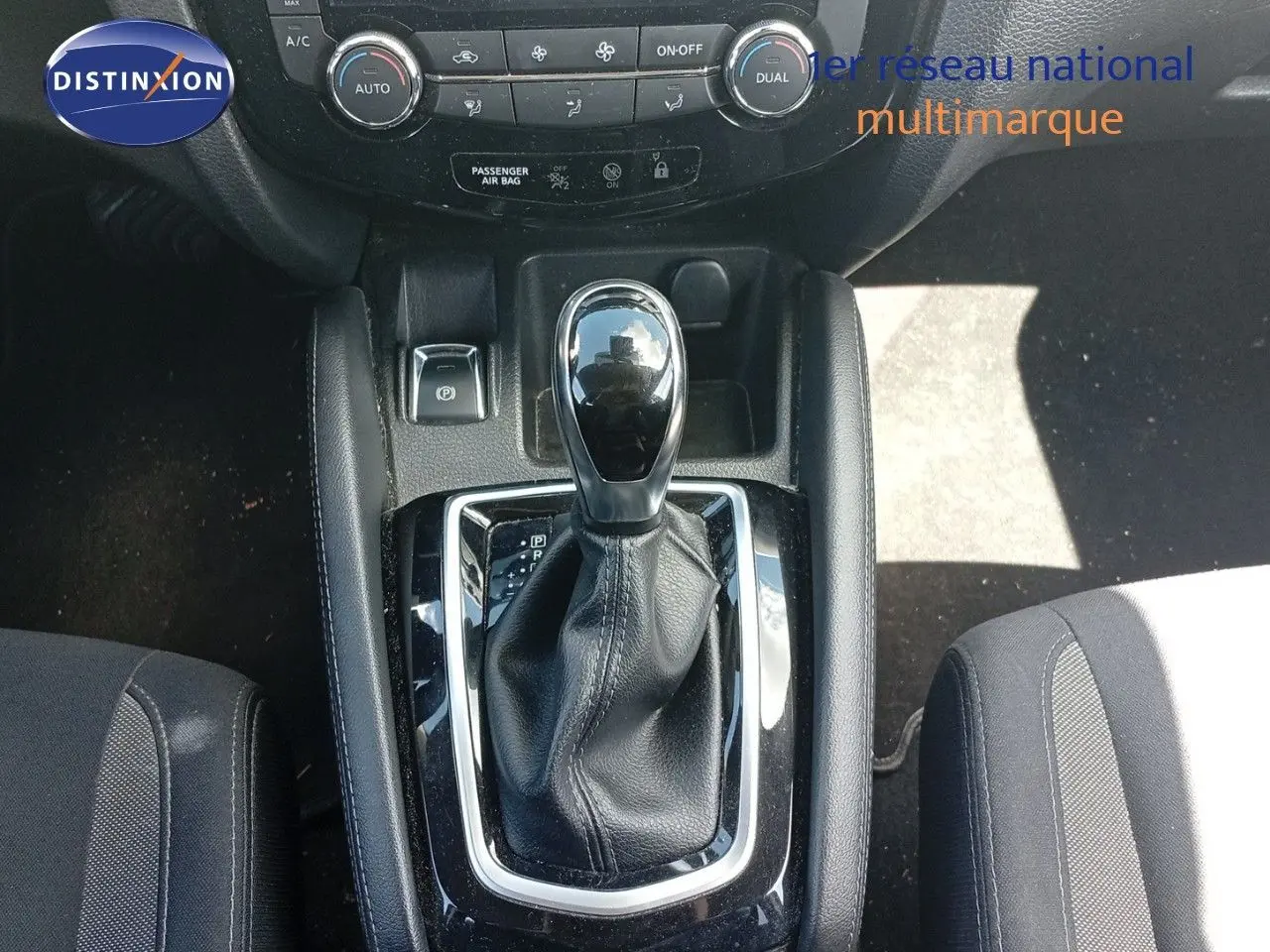 Le levier de vitesse automatique noir du Nissan Qashqai 1.2 DIG-T 115ch Acenta Xtronic 2018 vu de dessus.