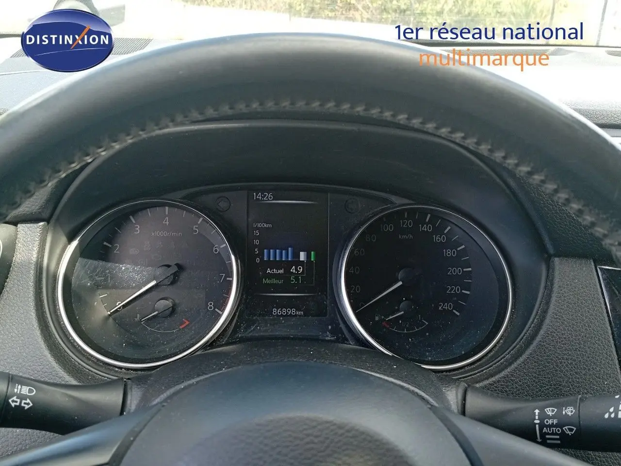 Vue rapprochée du tableau de bord du Nissan Qashqai noir métal 2018, affichant compteurs et écran digital.