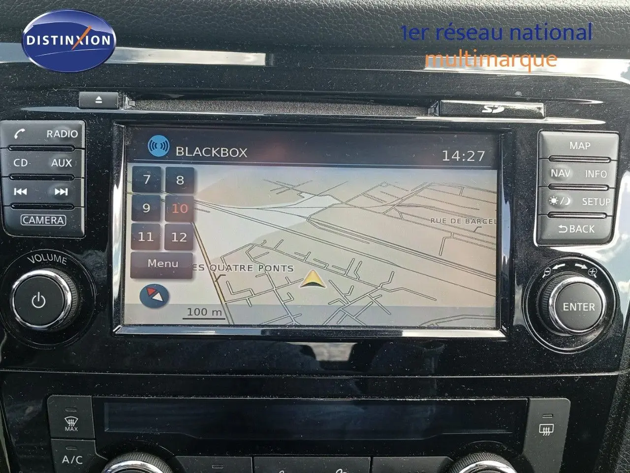 Écran de navigation du Nissan Qashqai noir métal 2018, vue rapprochée du tableau de bord avec commandes intégrées.