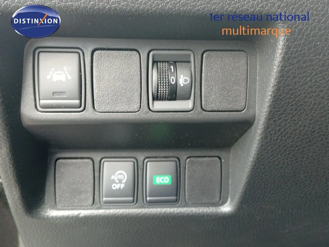 Panneau de commandes intérieures du Nissan Qashqai noir métal 2018 avec boutons d'assistance et mode ECO.