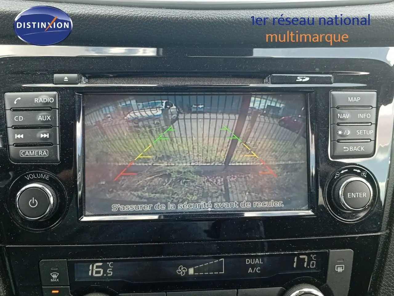 Écran central du Nissan Qashqai 2018 noir métal montrant la caméra de recul avec les lignes de guidage colorées.