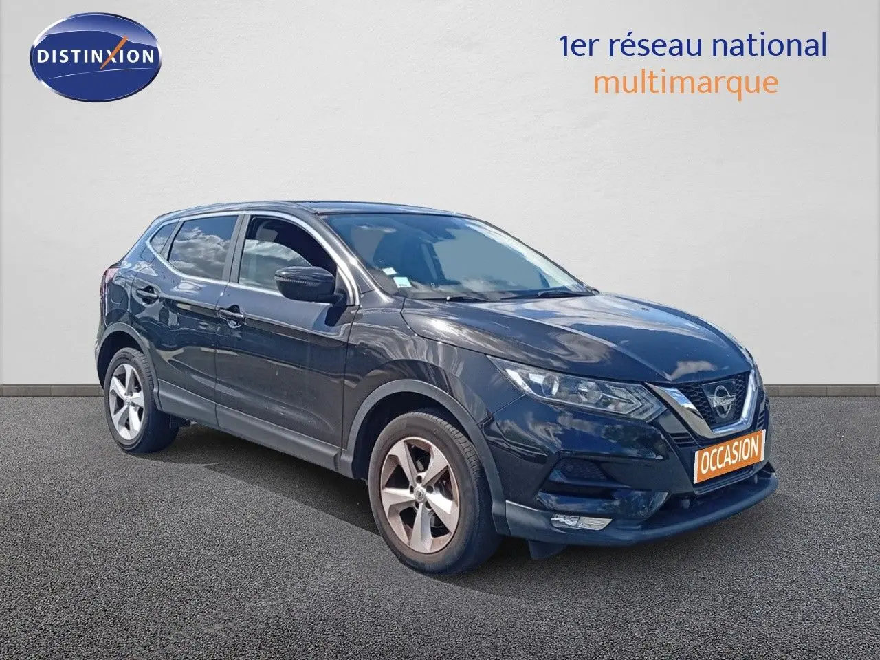 Nissan Qashqai noir métal vu en 3/4 avant droit avec calandre distinctive et jantes alliage.