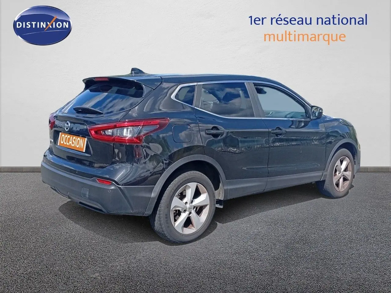 Nissan Qashqai noir métal vu de trois quarts arrière droit, avec jantes alliage et vitres teintées.