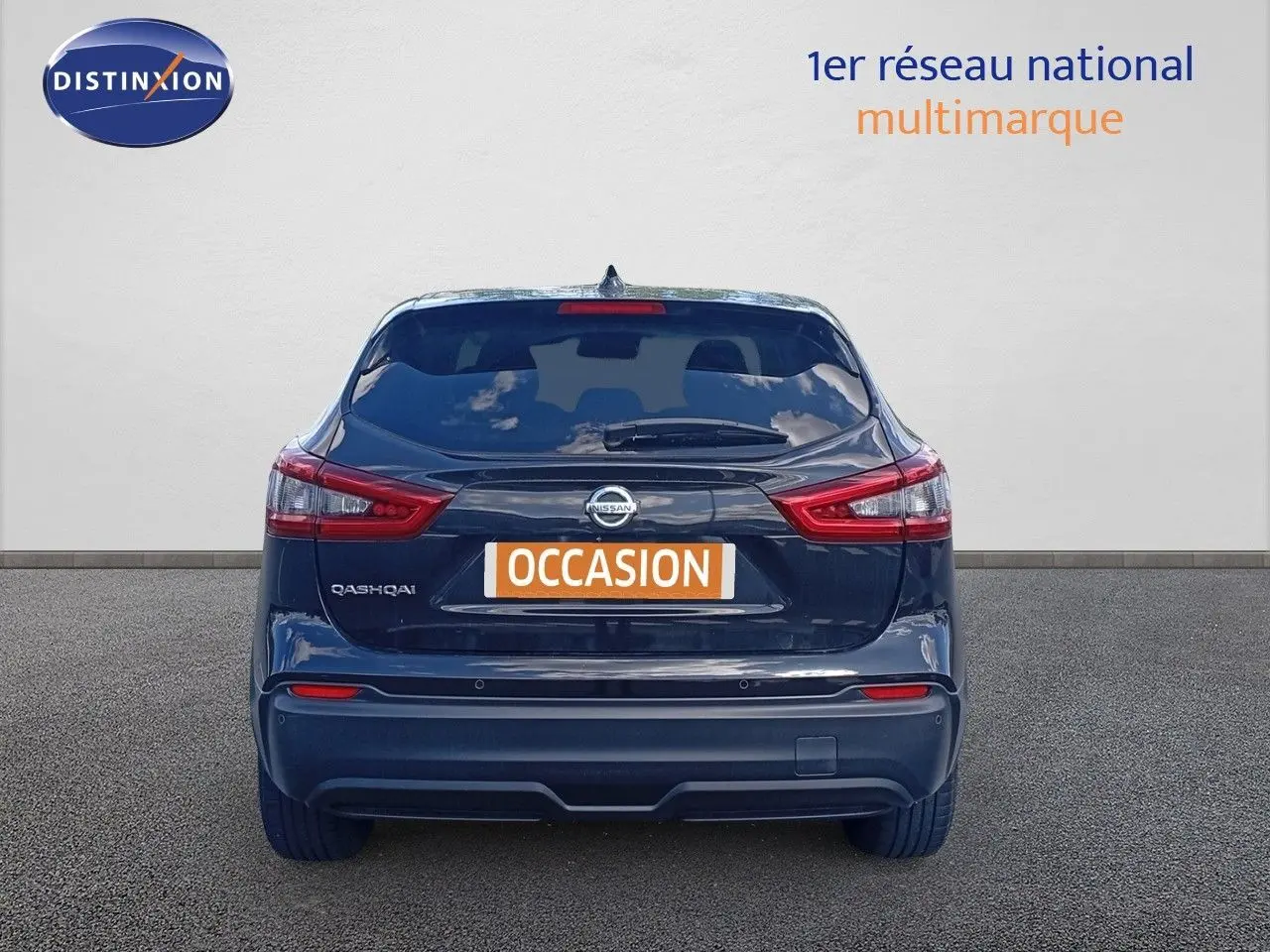 Vue arrière d'un Nissan Qashqai noir métal 2018 avec feux rouges et plaque d'occasion visible.