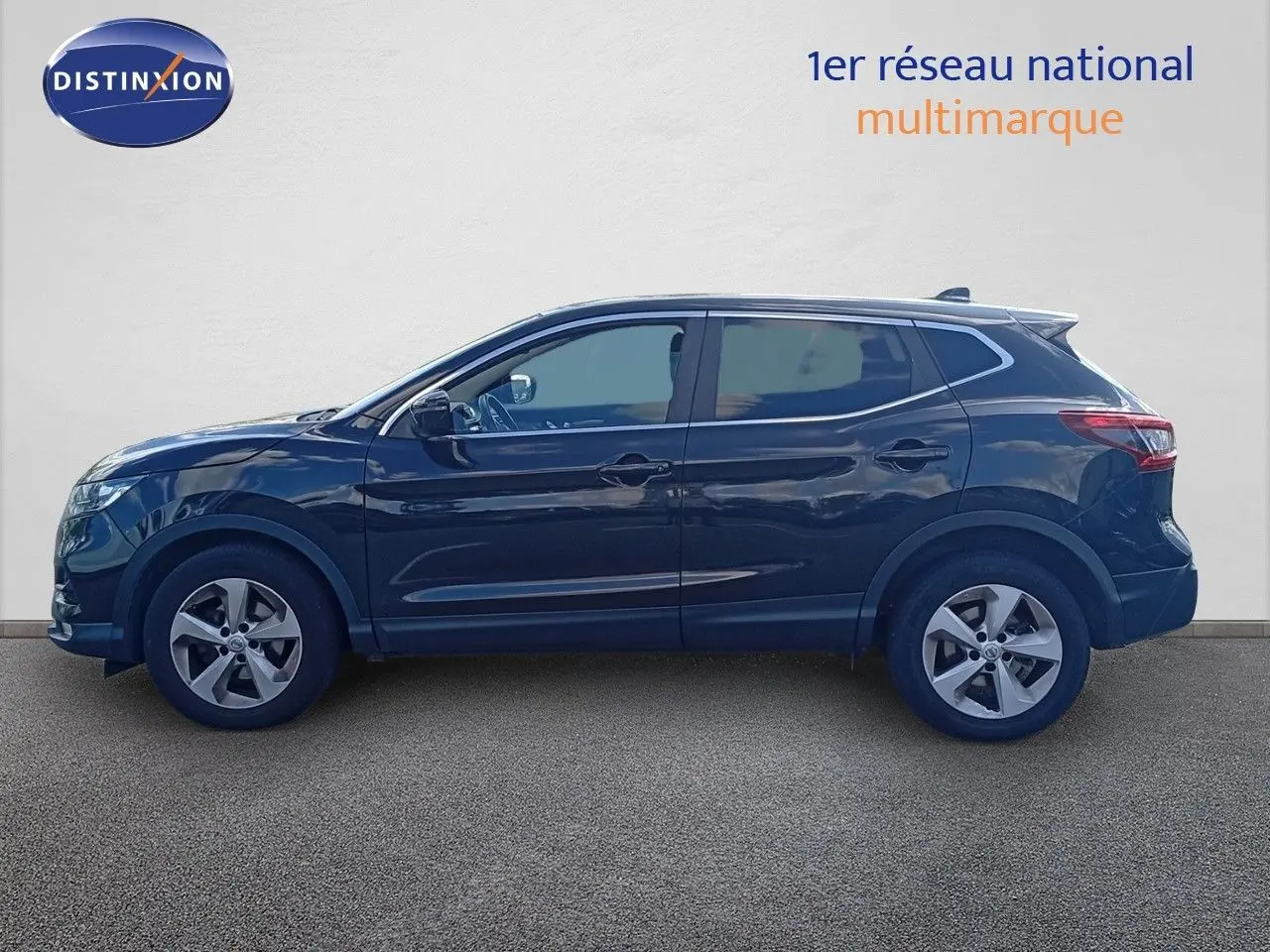 Profil côté gauche du Nissan Qashqai noir métal 2018 avec jantes alliage et vitres teintées.