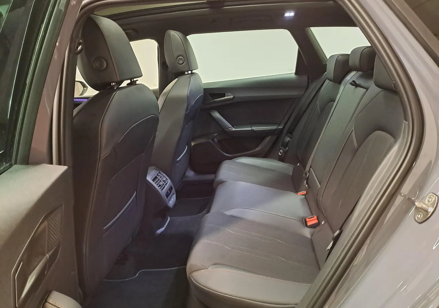 Vue intérieure côté droit des sièges arrière en cuir noir du CUPRA LEON ST 2.0 TDI 150 DSG7 Gris Graphène avec toit ouvrant.