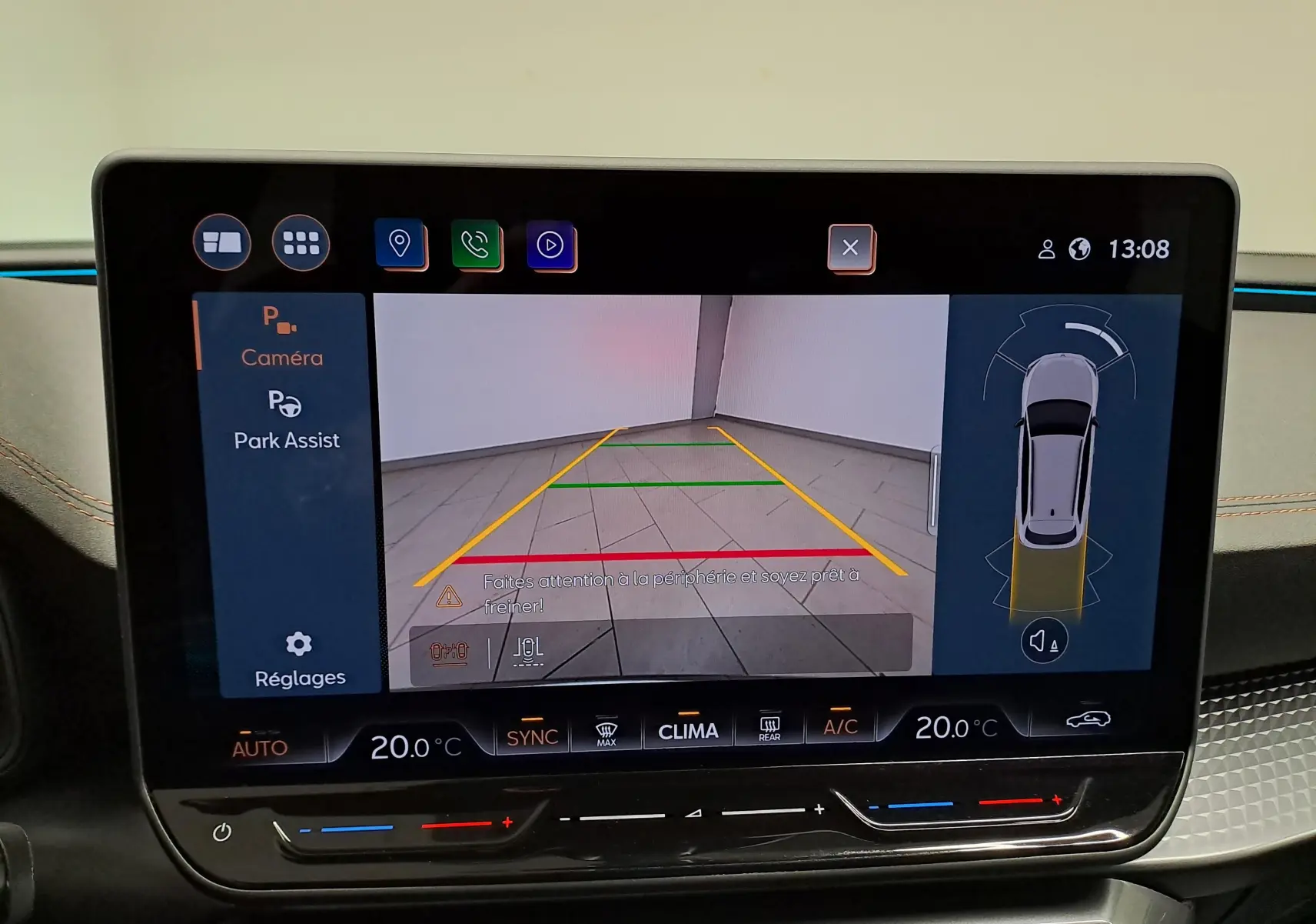 Écran central de la CUPRA LEON ST 2025 montrant l'affichage caméra de recul avec guidage et capteurs de stationnement actifs.