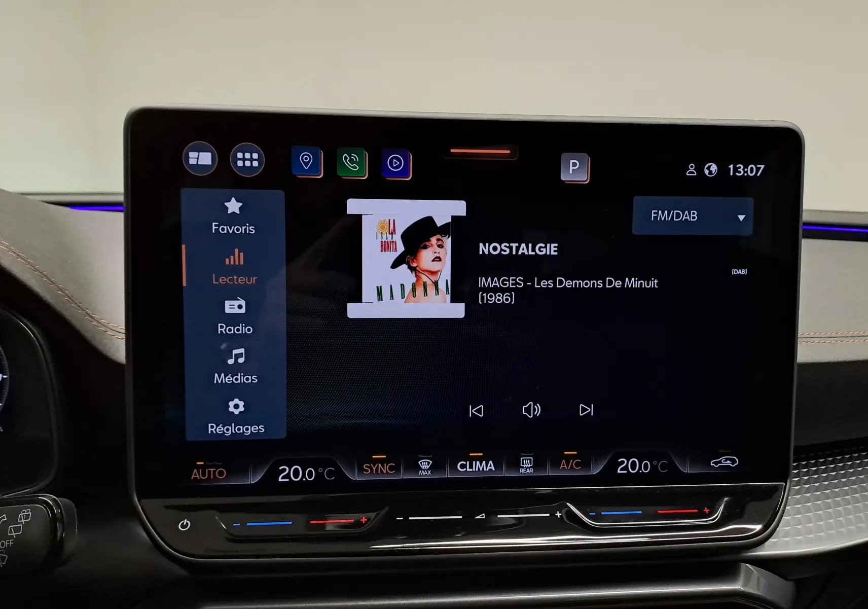 Écran tactile central du tableau de bord du CUPRA LEON ST 2025 affichant la radio FM/DAB et les commandes climatiques.