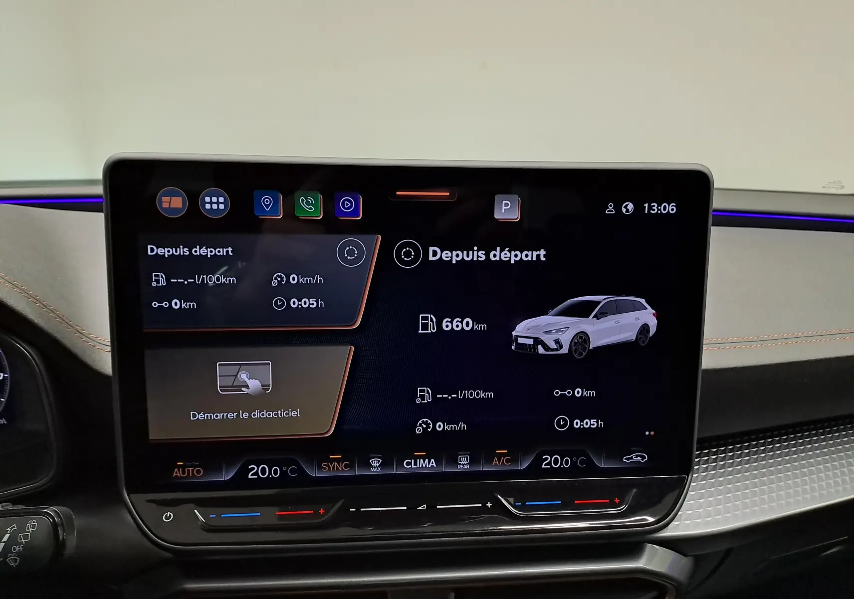 Écran central tactile du tableau de bord de la CUPRA LEON ST 2025 avec interface de navigation et climatisation.