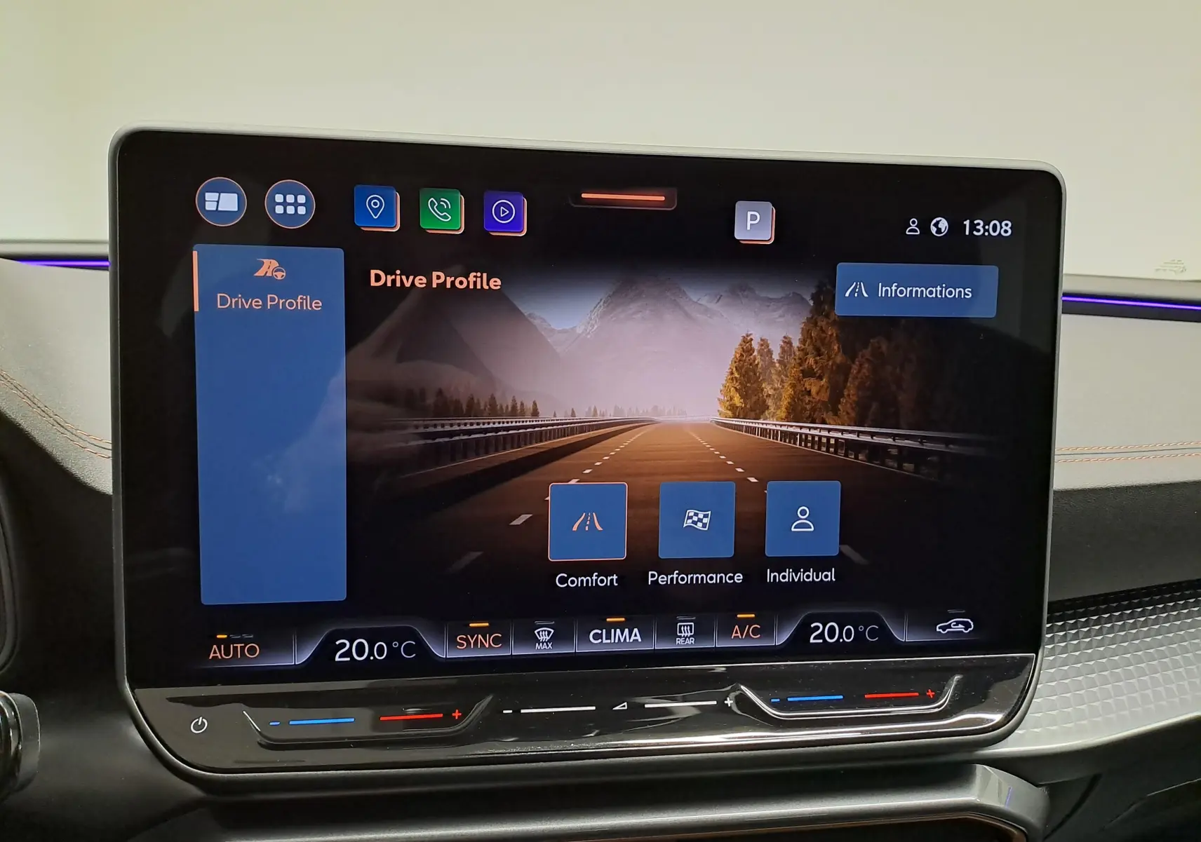 Écran tactile central du tableau de bord de la CUPRA LEON ST 2025 affichant les modes de conduite et la température intérieure.