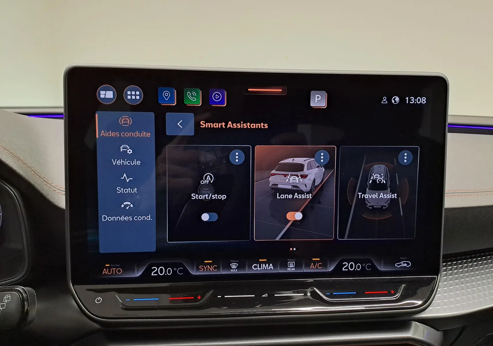 Écran tactile central du tableau de bord affichant les assistants de conduite du CUPRA Leon ST gris Graphène.