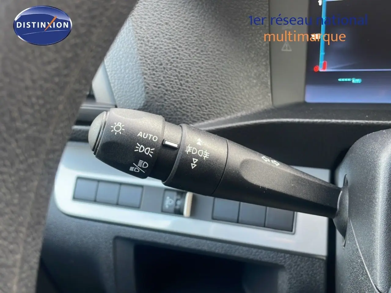 Gros plan sur la commande des feux et clignotants du tableau de bord du Citroën Jumpy gris titane.