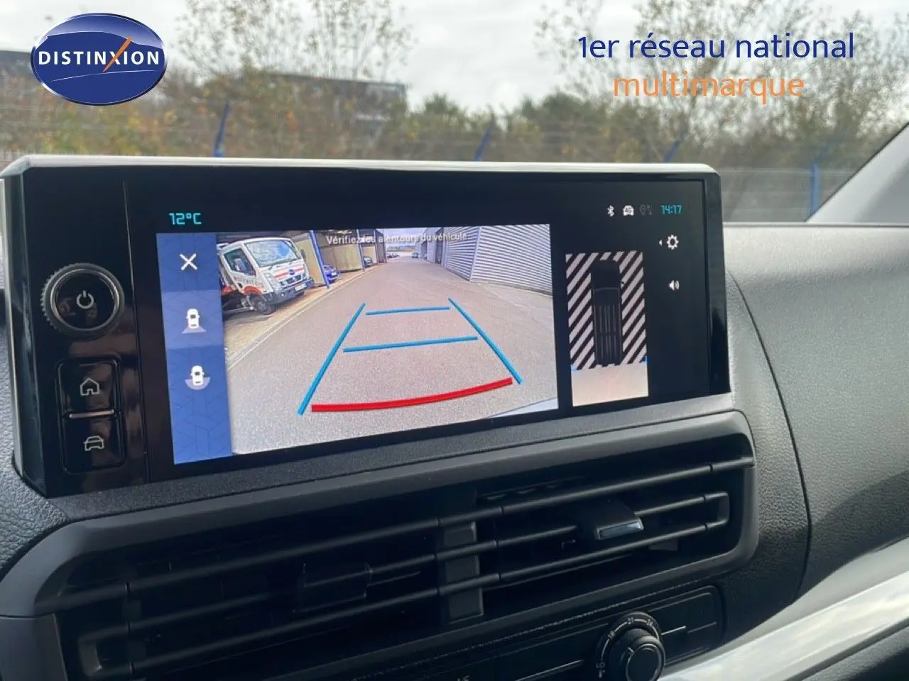 Écran central de la Citroën Jumpy gris titane montrant la caméra de recul avec guidage de trajectoire.