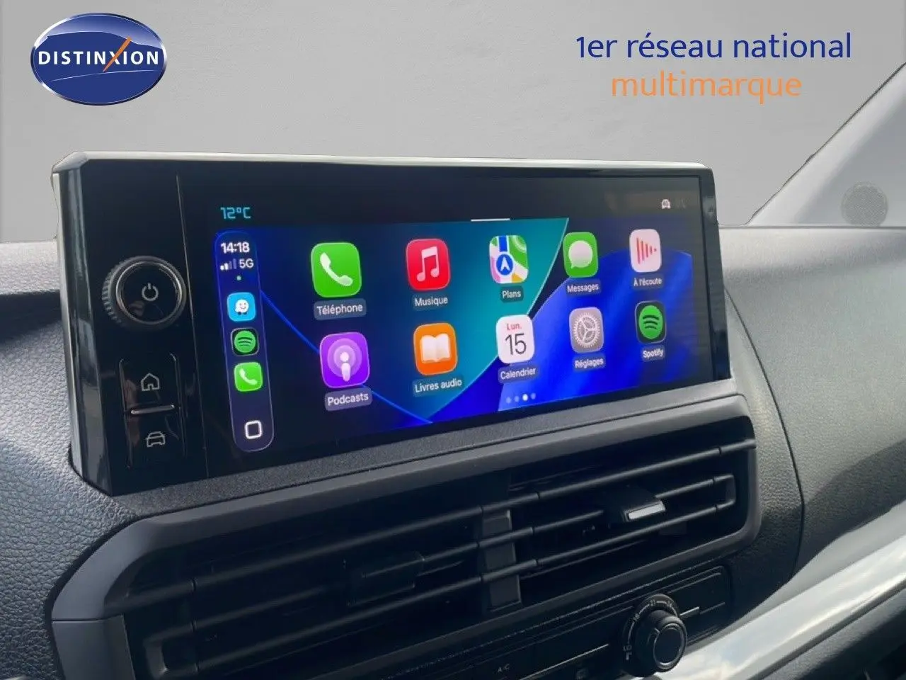 Écran tactile central affichant les applications Apple CarPlay dans l'habitacle du Citroën Jumpy gris titane.