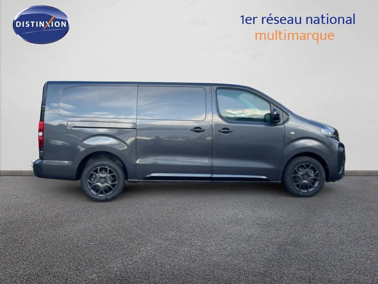 Profil côté droit d’un Citroën Jumpy Van Long L3 gris titane métallisé, avec portes coulissantes et jantes foncées.