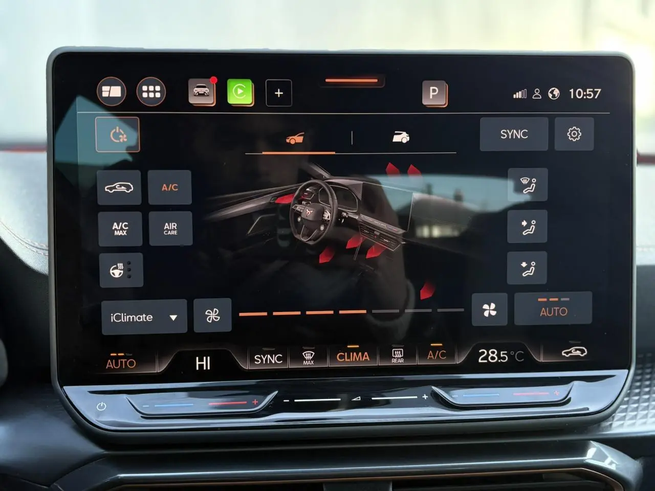 Écran tactile HD 12,9" du système d'info-divertissement du CUPRA Leon 2025 affichant les réglages de climatisation.