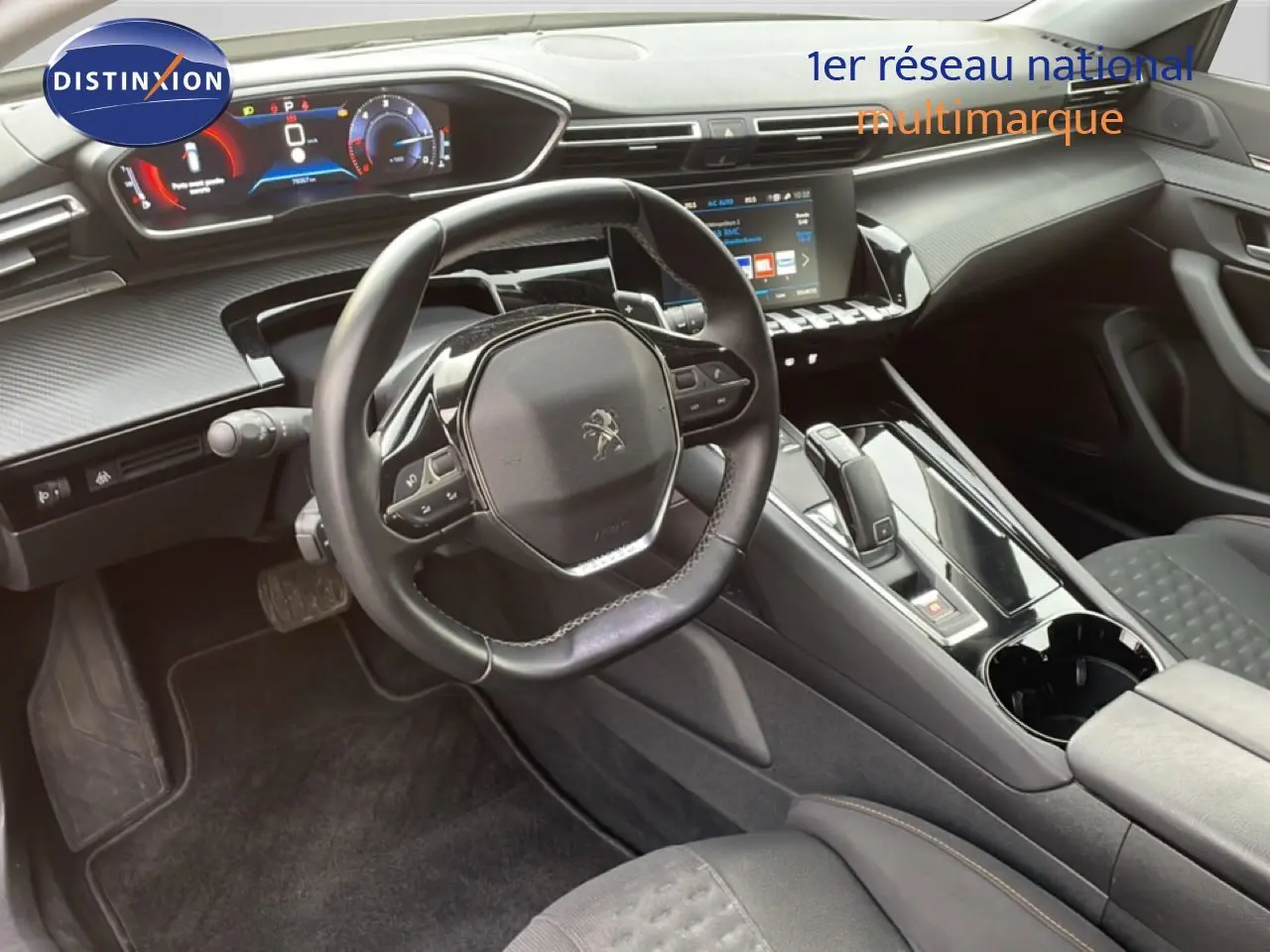 Vue intérieure du poste de conduite de la Peugeot 508 SW 2021, volant cuir noir et tableau de bord numérique.