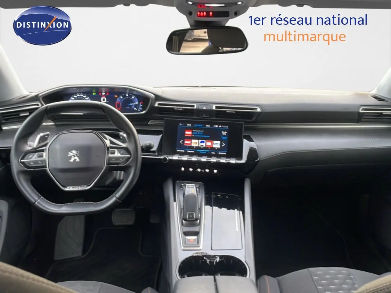 Vue intérieure frontale du tableau de bord et volant noir de la Peugeot 508 SW 1.5 BlueHDi 2021 avec écran tactile central.