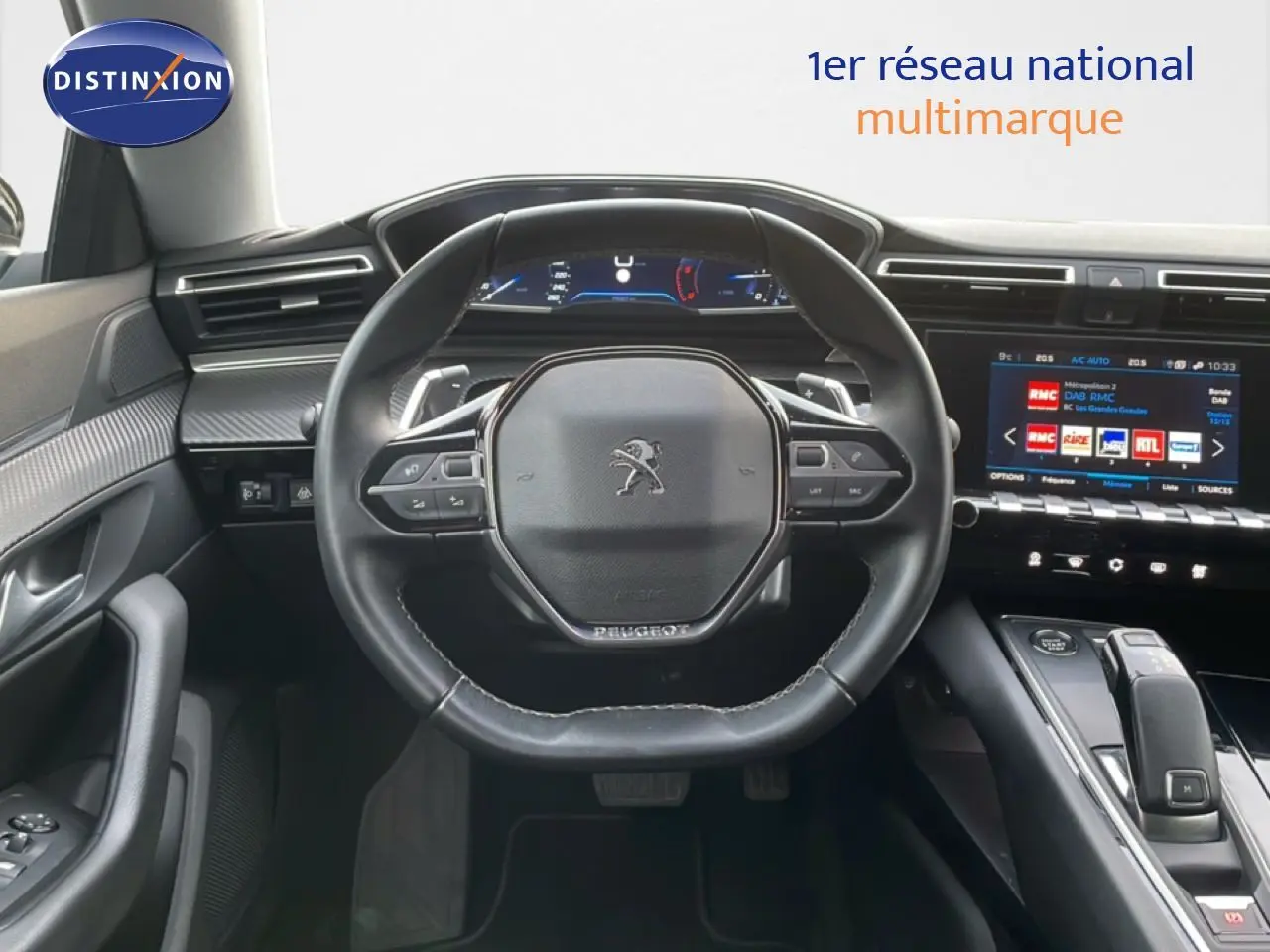 Vue centrée sur le volant cuir noir et le tableau de bord digital d'une Peugeot 508 SW 2021, intérieur moderne et connecté.