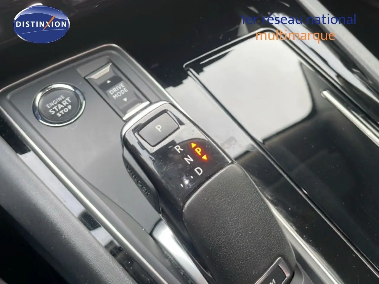 Gros plan sur la console centrale de la Peugeot 508 SW noire, montrant le levier de vitesse automatique et le bouton start/stop.