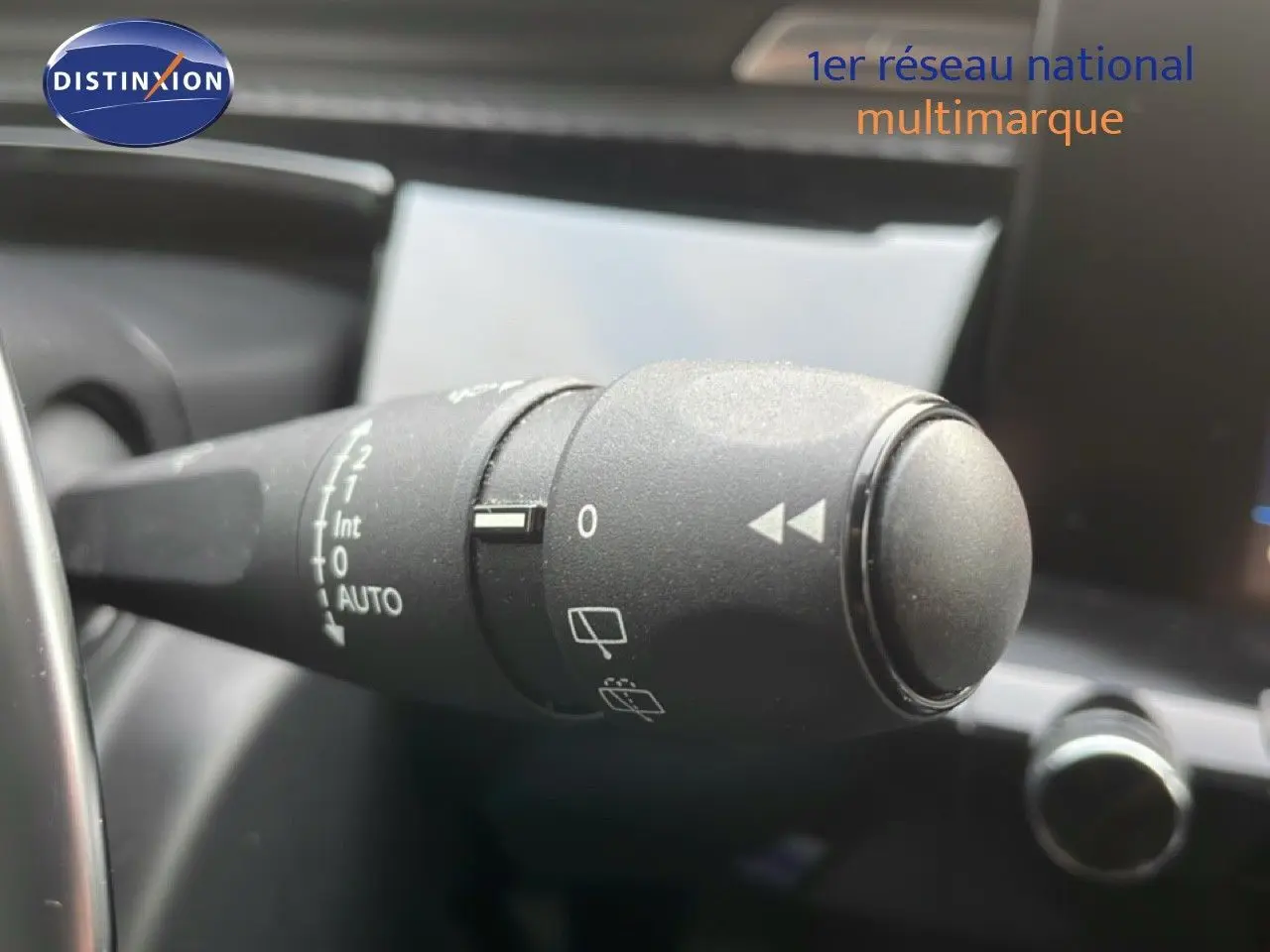 Gros plan sur la manette d’essuie-glace intérieure d’une Peugeot 508 SW noire, avec commandes visibles.