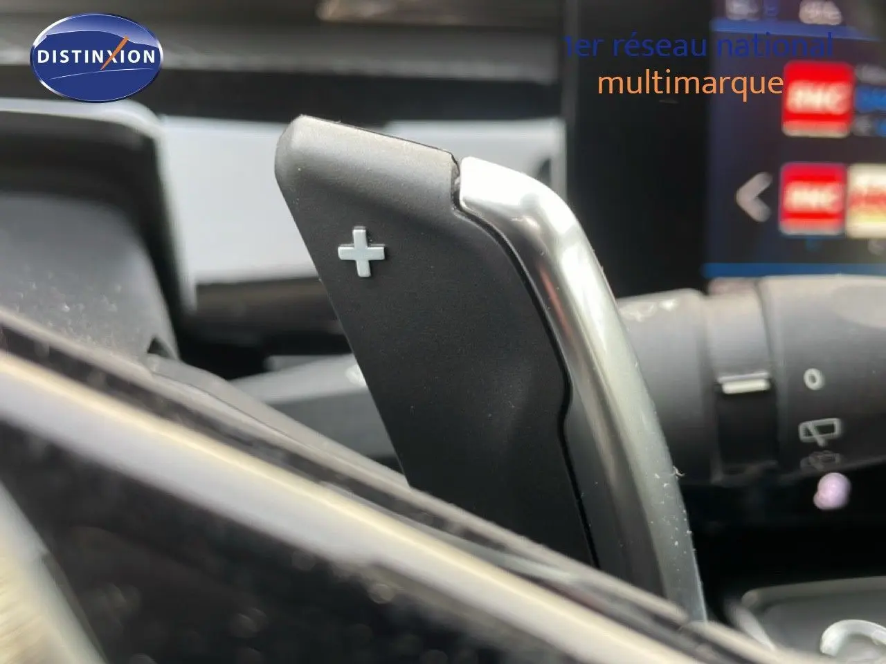 Gros plan sur la palette de changement de vitesse "+" côté droit du volant d'une Peugeot 508 SW noire.