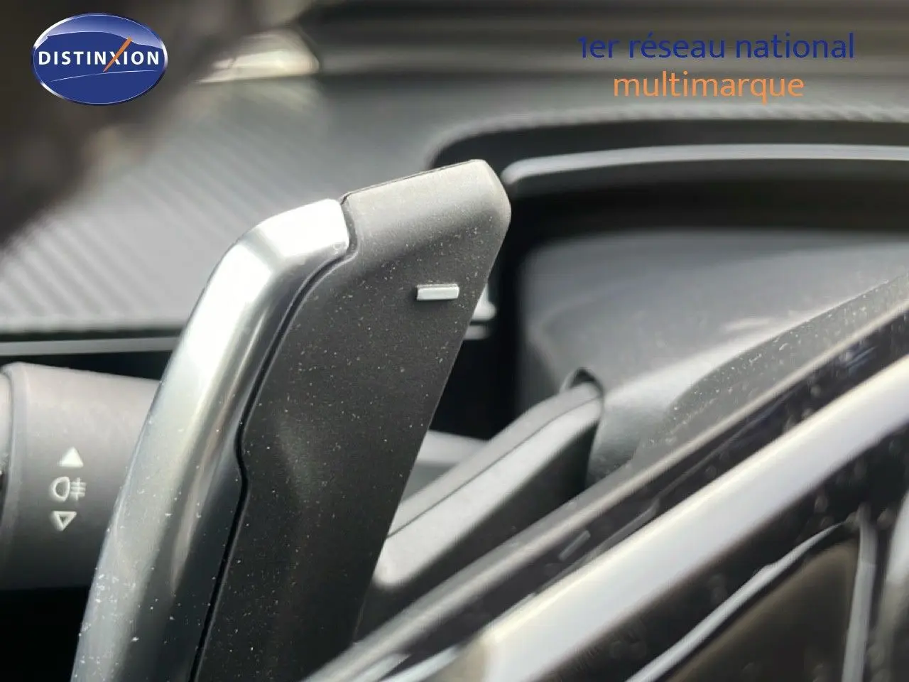 Gros plan sur la palette de changement de vitesse côté droit dans l’habitacle d’une Peugeot 508 SW noire.