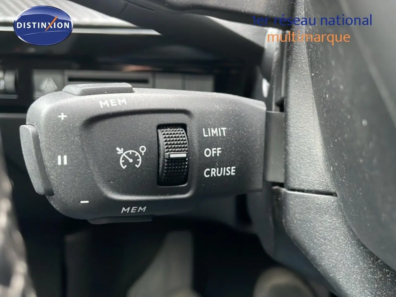 Gros plan sur la commande de régulateur de vitesse du Peugeot 508 SW noir Perla Nera, côté gauche du volant.