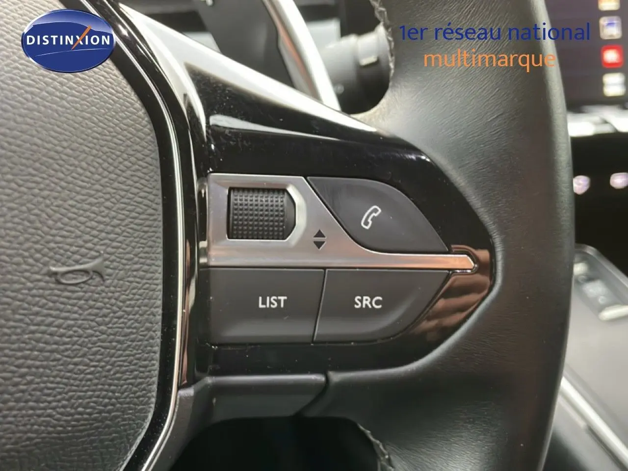 Gros plan sur les commandes gauche du volant cuir noir de la Peugeot 508 SW 1.5 BlueHDi 130ch de 2021.