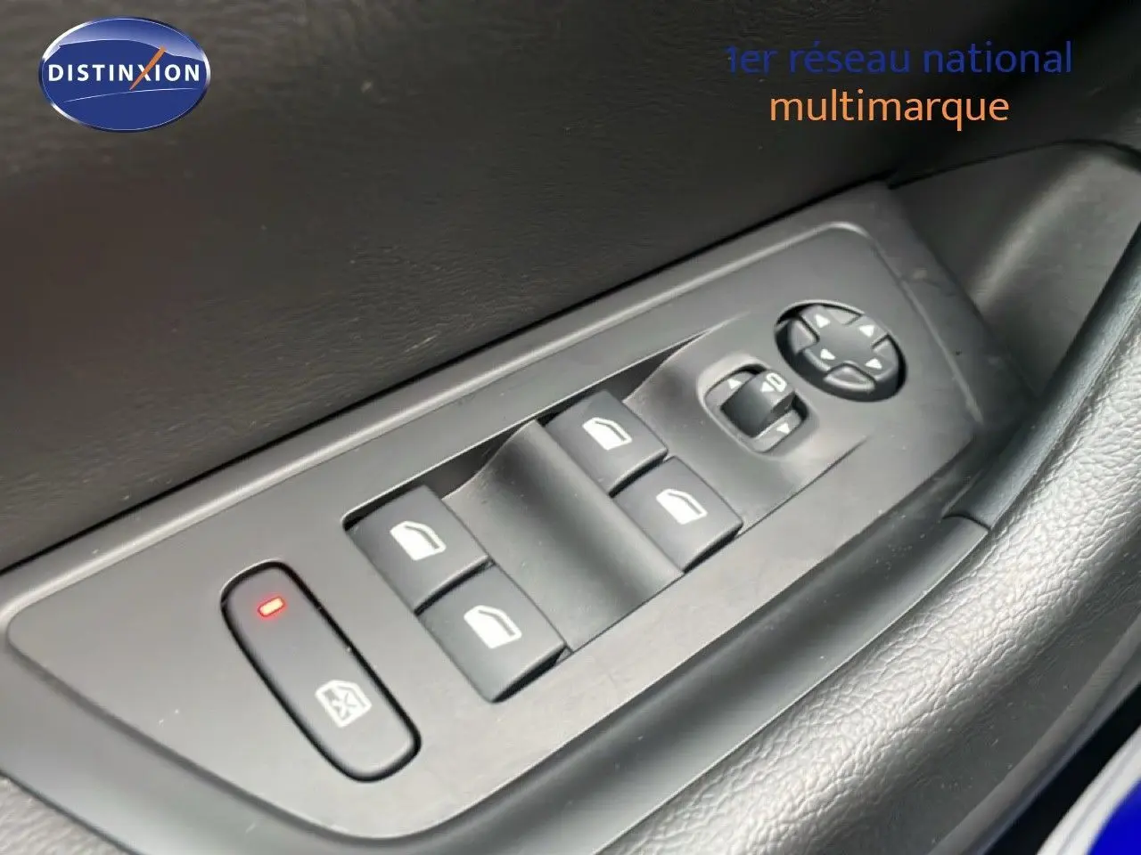 Gros plan sur les commandes des vitres électriques côté conducteur d'une Peugeot 508 SW noire, avec bouton de verrouillage activé.