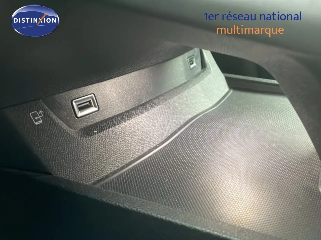 Gros plan sur la prise USB dans l’habitacle noir de la Peugeot 508 SW 1.5 BlueHDi 2021.