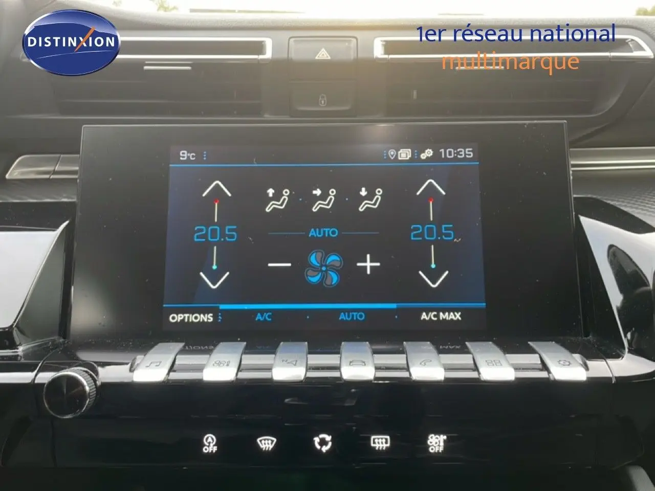 Écran tactile central de la Peugeot 508 SW noir Perla Nera, affichant la climatisation automatique à 20,5°C.