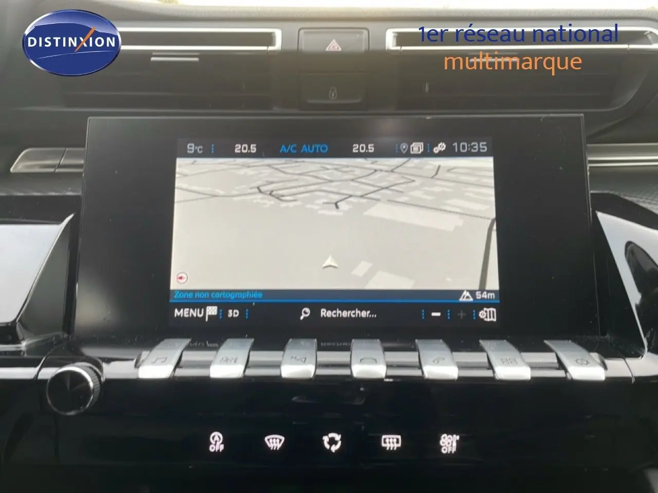 Vue rapprochée du tableau de bord noir du Peugeot 508 SW 2021, avec écran tactile affichant la navigation GPS.