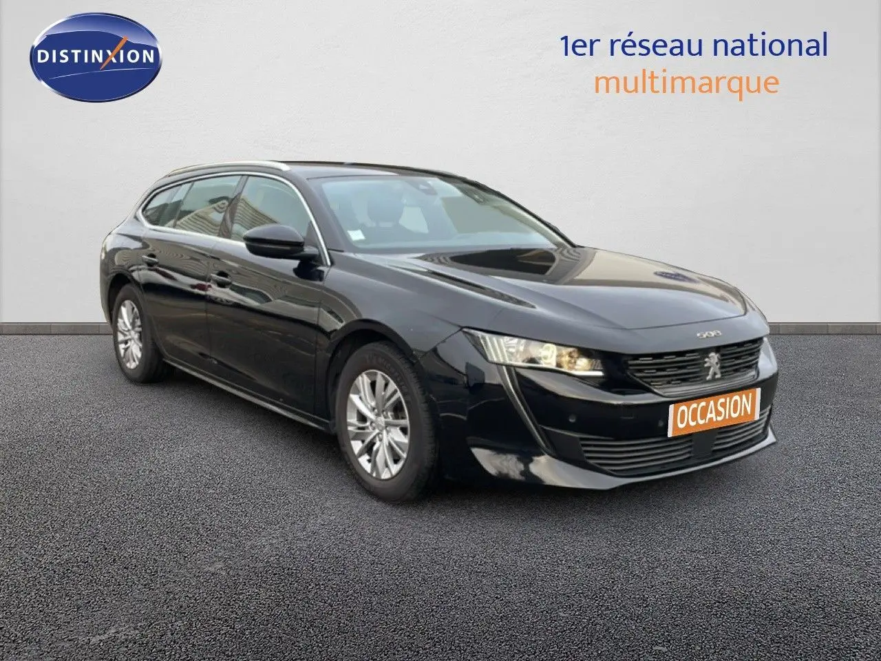 Peugeot 508 SW noire vue 3/4 avant droit, avec calandre distinctive et jantes alliage argentées.
