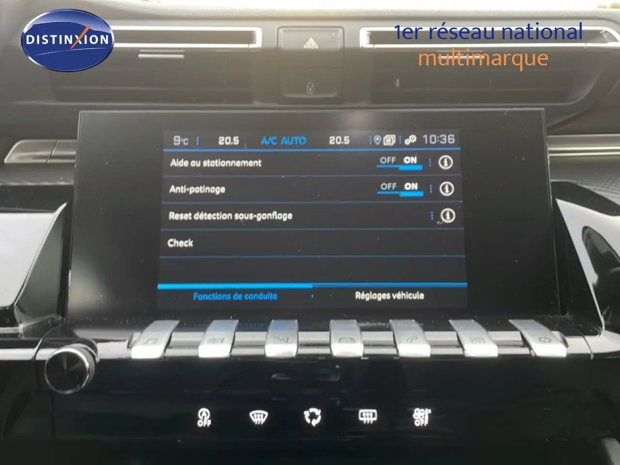 Vue rapprochée de l’écran tactile central noir du Peugeot 508 SW 2021 avec commandes et affichage des aides à la conduite.