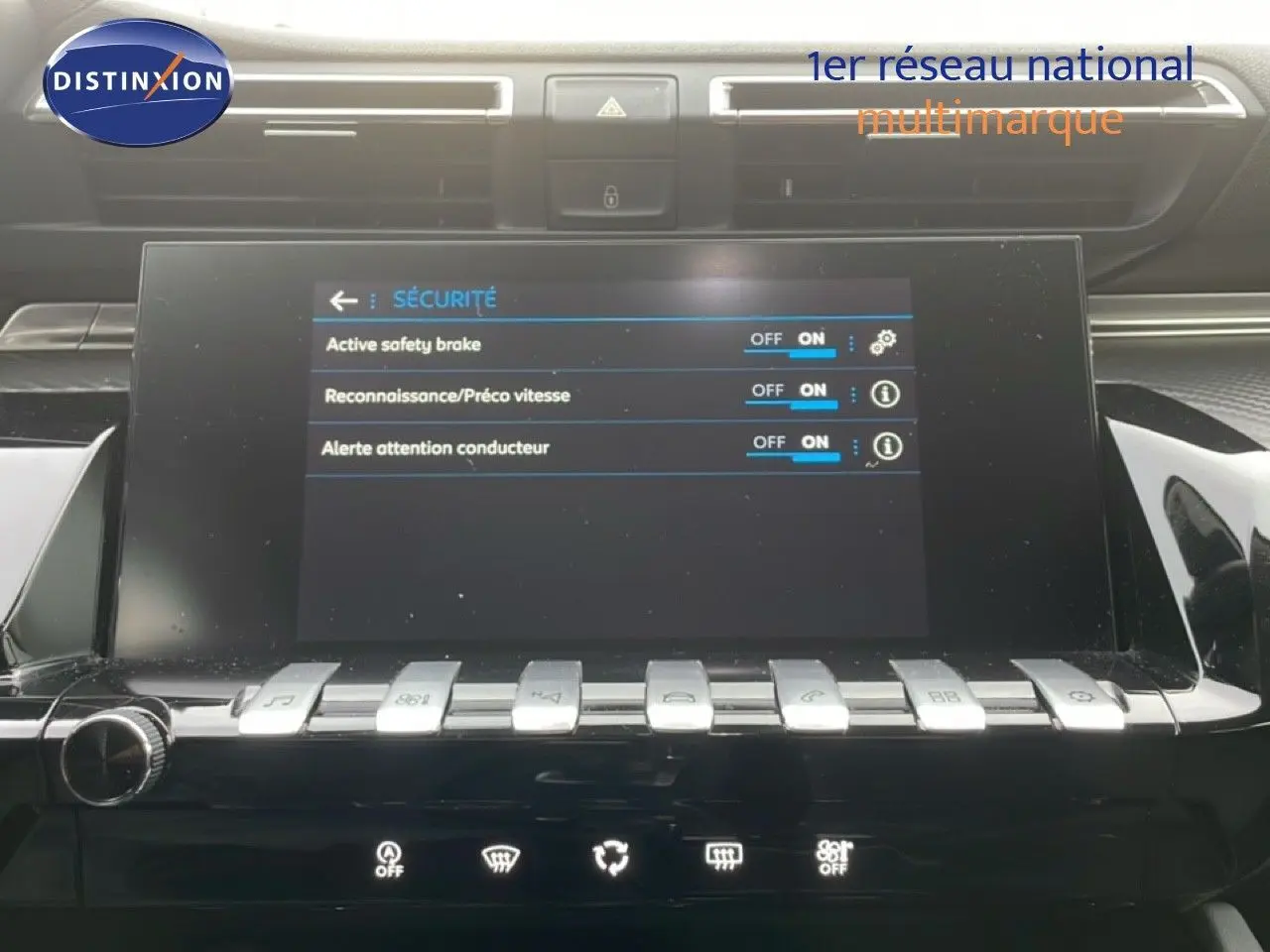 Vue rapprochée de l’écran tactile central du Peugeot 508 SW noir Perla Nera, affichant les réglages de sécurité.
