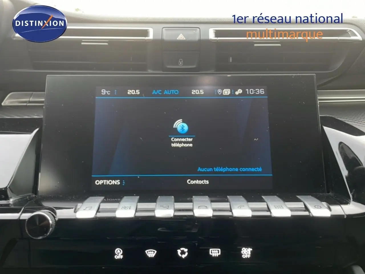 Vue rapprochée de l'écran tactile central et des commandes piano de la Peugeot 508 SW noire, intérieur moderne et épuré.