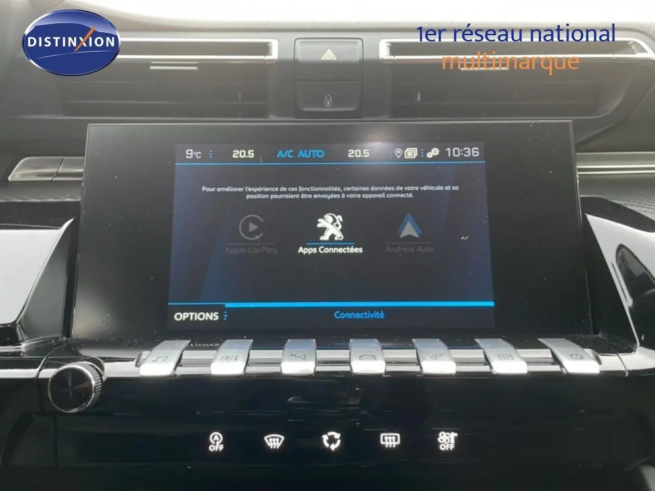 Écran tactile central du Peugeot 508 SW noir Perla Nera, affichant les options de connectivité et climatisation automatique.