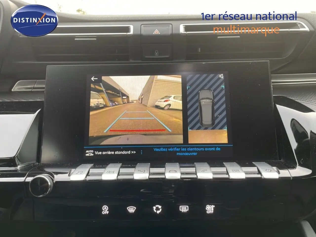 Écran central de la Peugeot 508 SW noir Perla Nera, affichant la caméra de recul et l’aide au stationnement.
