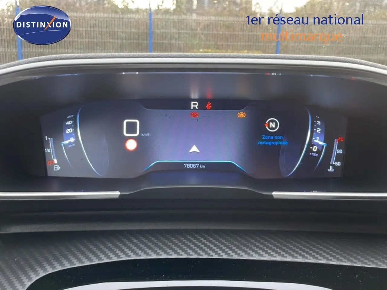 Tableau de bord numérique de Peugeot 508 SW 2021, affichage du compteur et indicateurs en vue frontale.