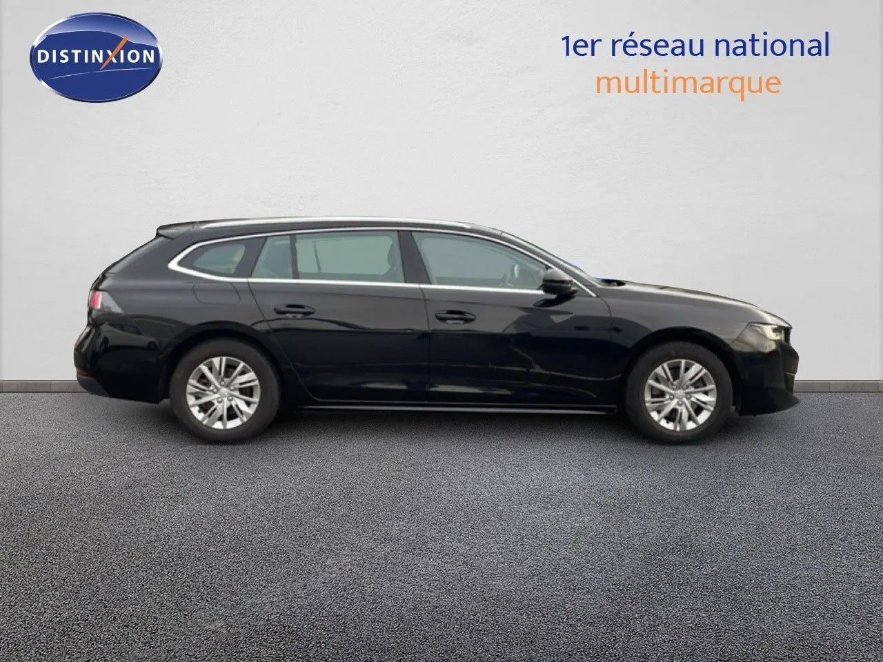 Profil côté gauche d'une Peugeot 508 SW noire Perla Nera métal, break diesel de 2021 avec jantes argentées.