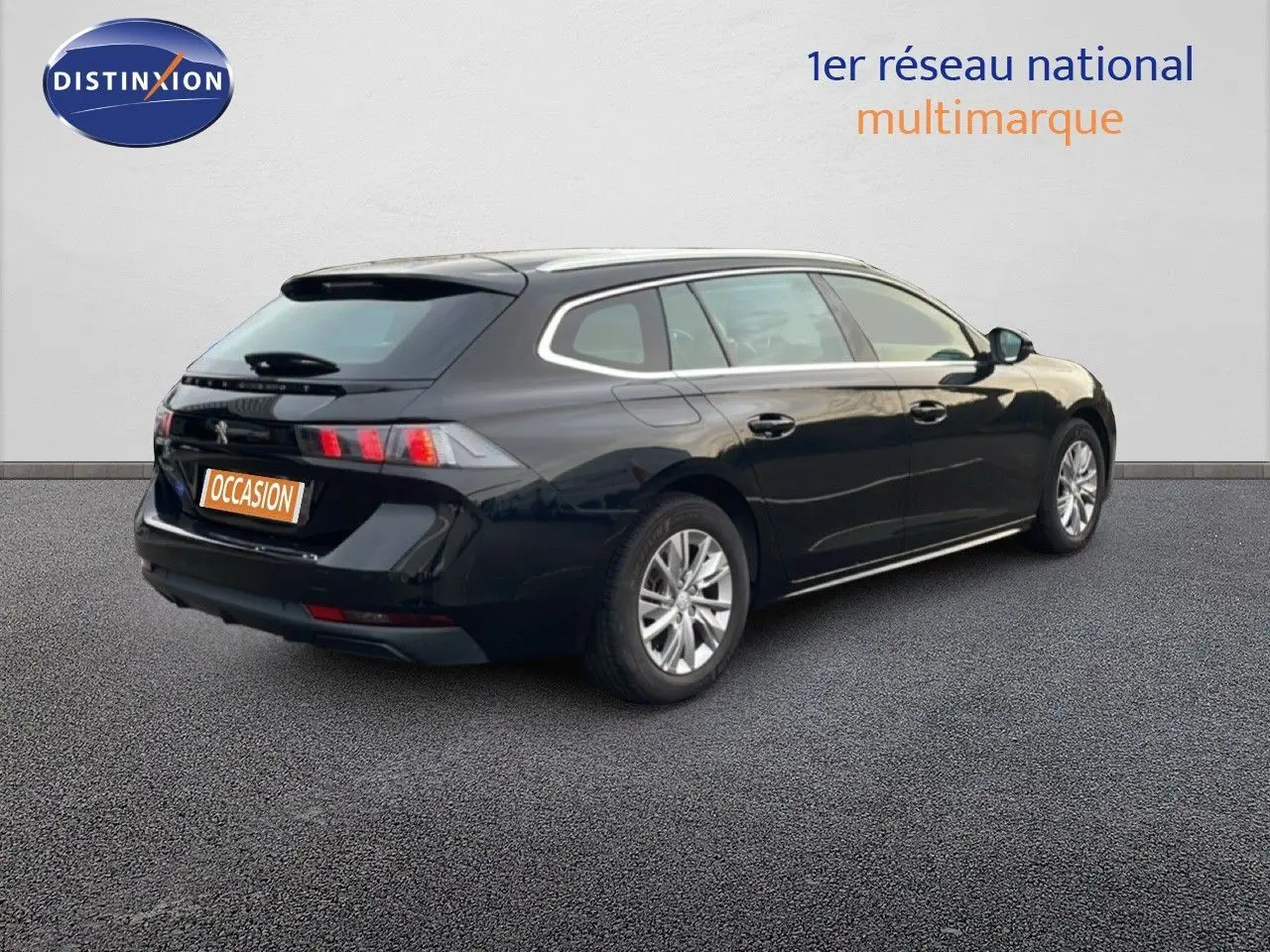 Peugeot 508 SW noire vue en 3/4 arrière droit, soulignant ses lignes élégantes et ses feux arrière distinctifs.