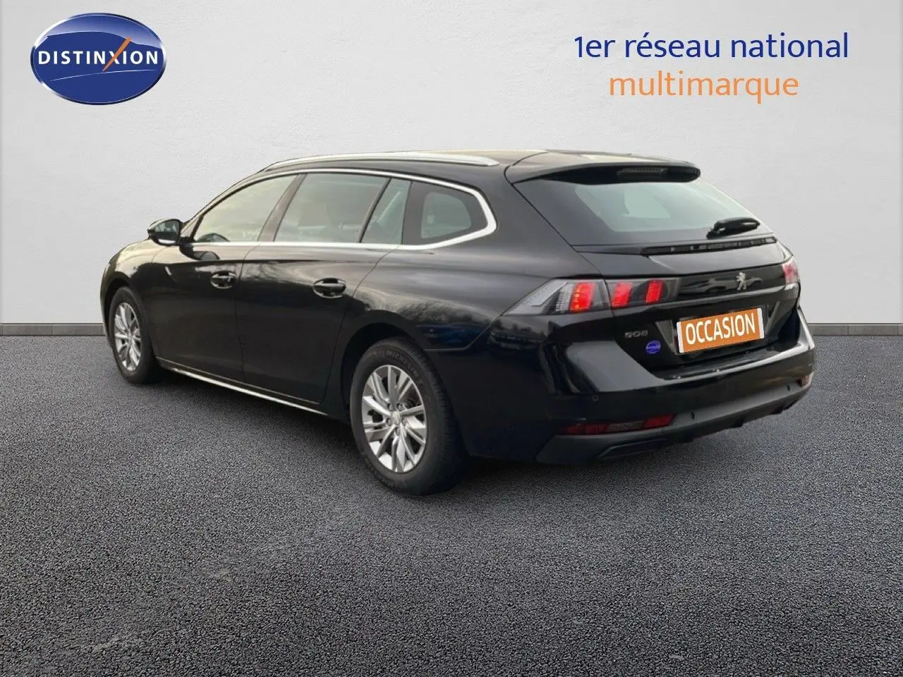 Peugeot 508 SW noire vue 3/4 arrière droit, break diesel avec jantes alliage et feux arrière LED distinctifs.