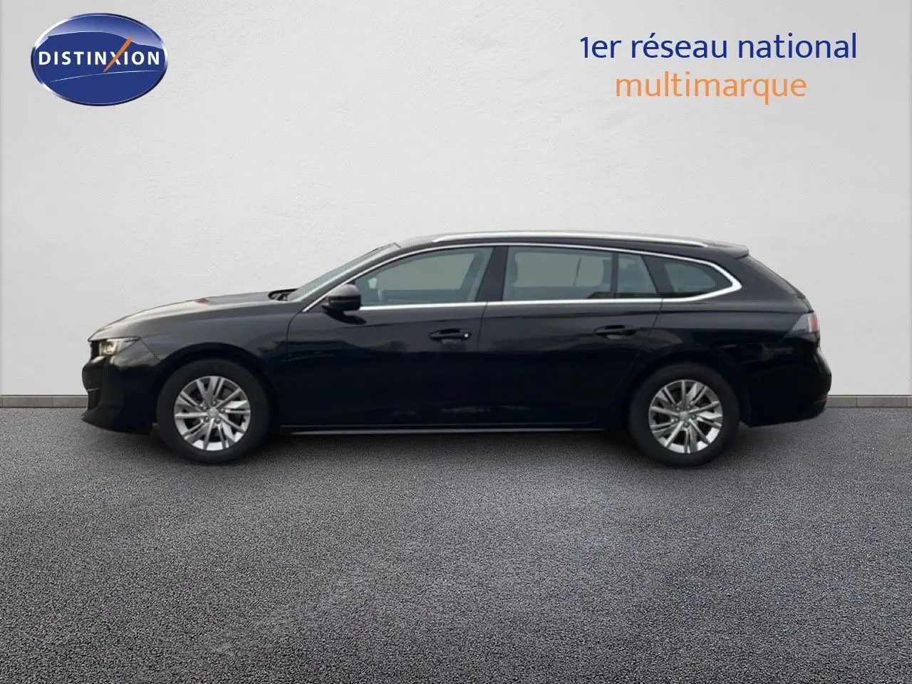 Profil côté gauche d'une Peugeot 508 SW noire Perla Nera 2021, break élégant avec jantes alliage et lignes fluides.