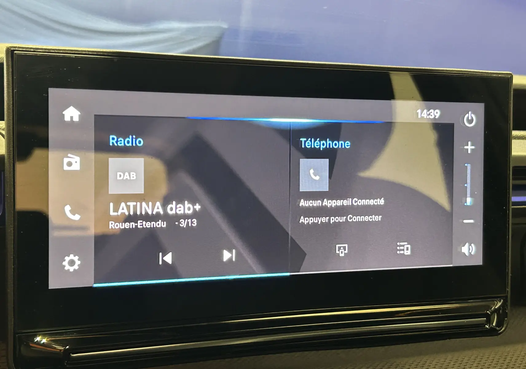 Écran tactile central de la Citroën C3 Turbo 100 PLUS gris Artense affichant la radio DAB et la connexion téléphone.